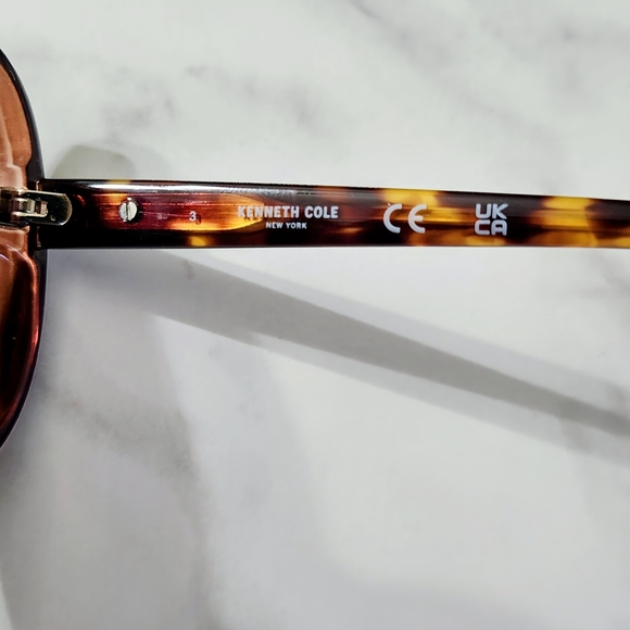 NWOT-Kenneth Cole Women\'s Butterfly Sunglasses in Tortoiseshell Pattern